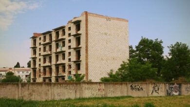 У Дніпрі із закинутої недобудови звисає тіло людини (Відео)