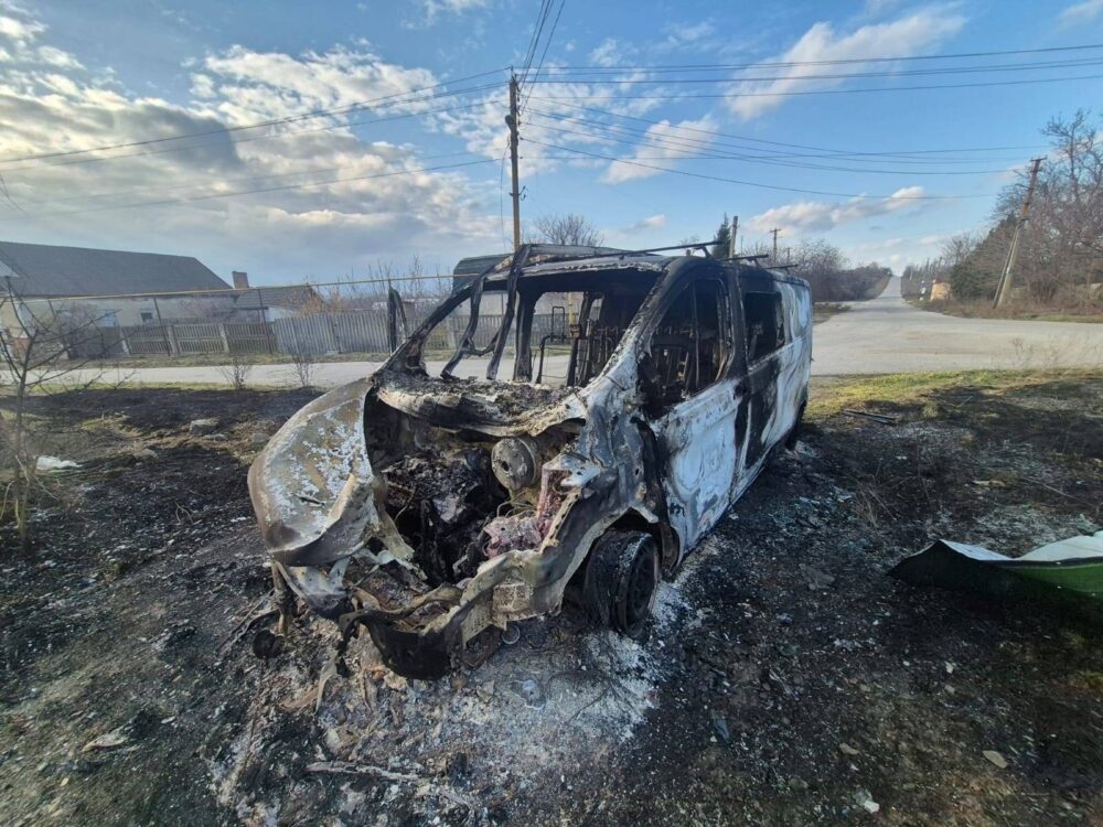 На Дніпропетровщині показали, що залишилося від авто енергетиків, на яке з дронів "полювали" росіяни (Фото)