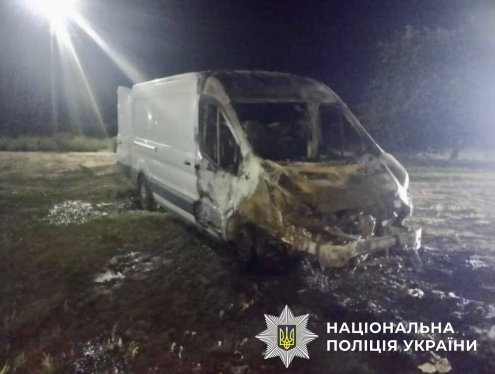 На Дніпропетровщині троє чоловіків влаштували підпал магазину і мікроавтобусу "у стилі 90-х" (Фото)