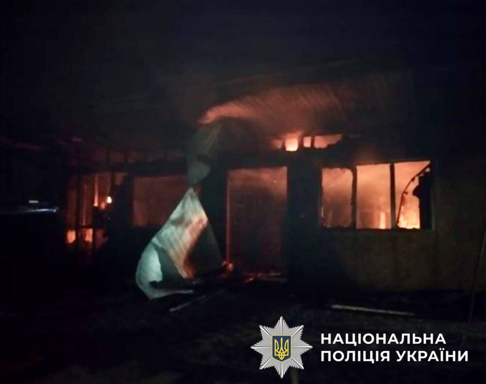 На Дніпропетровщині троє чоловіків влаштували підпал магазину і мікроавтобусу "у стилі 90-х" (Фото)