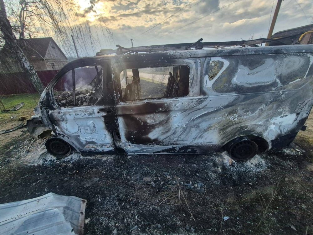 На Дніпропетровщині показали, що залишилося від авто енергетиків, на яке з дронів "полювали" росіяни (Фото)