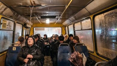 По Дніпру на тлі заяв про підвищення цін на проїзд їздить маршрутка, в якої протікає дах (Відео)