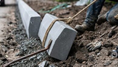 У місті на Дніпропетровщині серед білого дня вкрали з дороги бордюр (Фото)