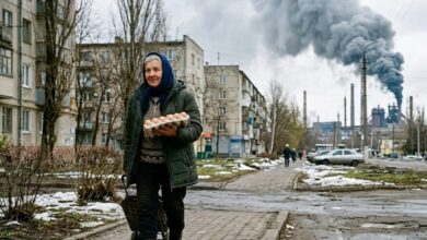 У Кривому Розі пенсіонерка потрапила під атаку російських "шахедів", коли несла пакети: жінка навіть не здригнулася (Відео)