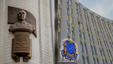 У Дніпрі міськрада вирішила таки демонтувати барельєф, з яким гралася у "схованки" (Фото)
