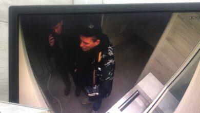 У Дніпрі шукають чоловіків, які вкрали в ломбарді iPhone (Відео)