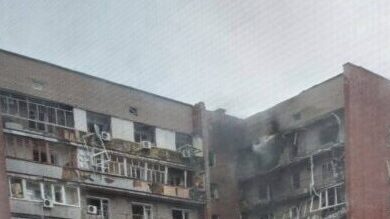Російські окупанти влучили безпілотником у житлову багатоповерхівку у Дніпрі: відео з місця атаки