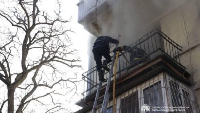 У Дніпрі показали, якими були перші хвилини після влучання російського БпЛА у 4-поверхівку (Відео)
