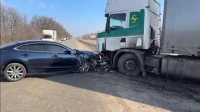 Під Дніпром водій вантажівки розвертався посеред траси і влетів у легковик: рух ускладнено (Фото)