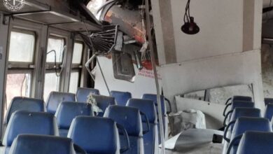 На Харківщині показали, що залишилося від електрички, по якій росіяни вдарили FPV-дроном (Фото)