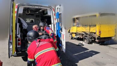 У Херсоні показали, що залишилося від автобуса, на який росіяни скинули дрон: постраждало 20 людей (Відео)