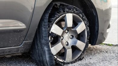 У Дніпрі автомобілю вирвало колесо через незалатану яму (Відео)