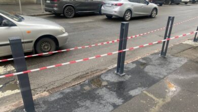 На одній із вулиць Дніпра водії оголосили "війну" антипаркувальним стовпчикам (Відео)