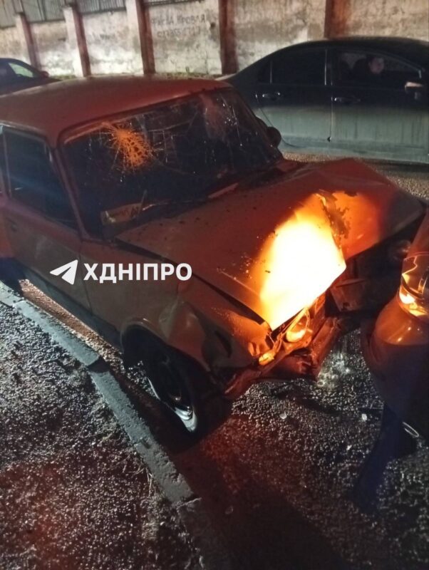 У Дніпрі підлітки на "жигулях" влаштували ДТП і втекли з місця події (Фото)