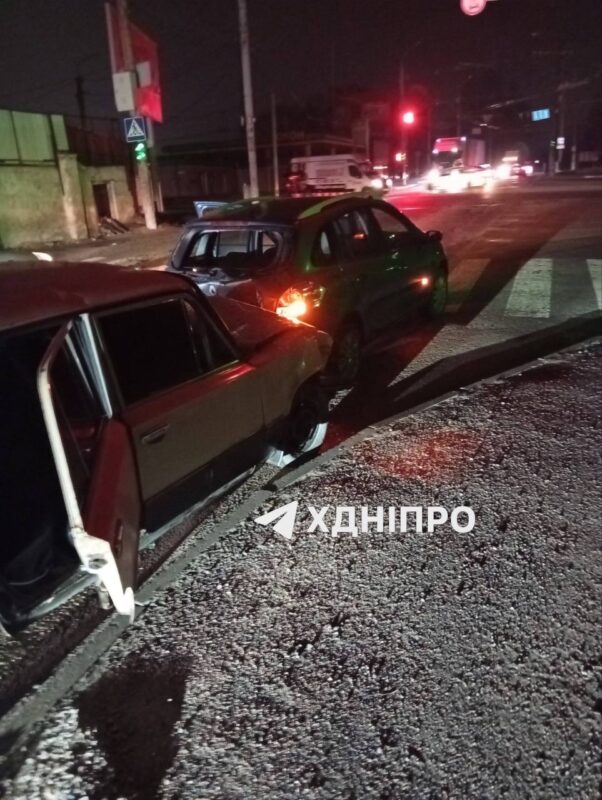 У Дніпрі підлітки на "жигулях" влаштували ДТП і втекли з місця події (Фото)