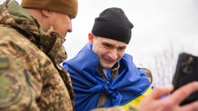 У мережі показали щемливе повернення з російського полону 26-річного військового з Дніпропетровщини (Відео)