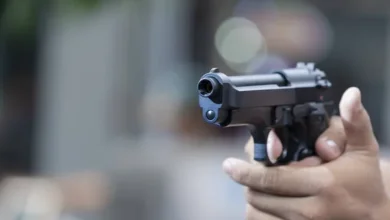 У Дніпрі побачили чоловіка, який ходить по вулицях і стріляє з пістолета: що сталося і чому це не "Київ-2" (Фото)