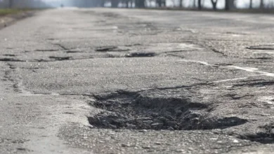У Дніпрі водії змушені їхати по зустрічці, аби об'їхати яму (Відео)