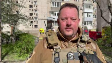 Приїхав рятувати сусідів після російського удару, а побачив руїни власної квартири: історія волонтера з Дніпра (Відео)