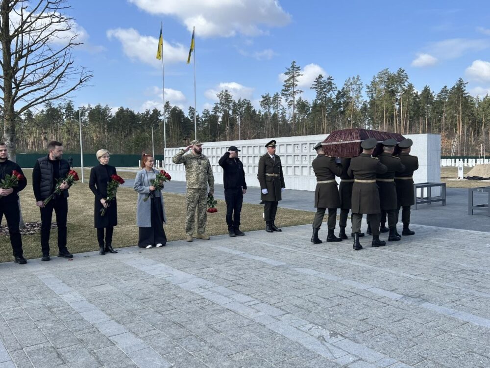 На Національному військовому кладовищі у Києві почесно поховали 11 невпізнаних Героїв (Фото)