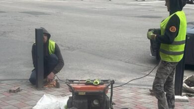 У Дніпрі міняють нові антипаркувальні стовпчики на "ще новіші" (Фото)