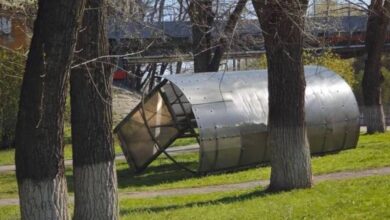 На Дніпропетровщині посеред вулиці лежить догори дриґом "покинута" зупинка: що з нею сталося (Фото)
