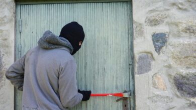 На Дніпропетровщині мародери розграбували будинки і намагалися вивезти вкрадене на автомобілі військового