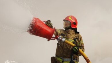 На Дніпропетровщині рятувальники гасять масштабну пожежу на об'єкті інфраструктури після російської атаки (Фото)