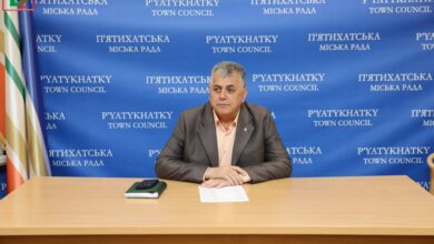 В якому стані мер П'ятихаток на Дніпропетровщині, на якого напали з ножем у будівлі міськради