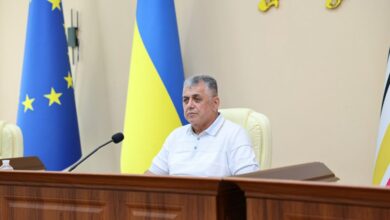 На Дніпропетровщині невідомий вдерся у будівлю міськради і поранив ножем мера (Фото)