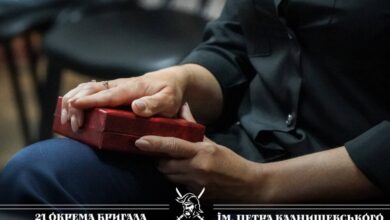У місті на Дніпропетровщині родинам 5 полеглих гвардійців вручили ордени "За мужність" ІІІ ступеня (Фото)
