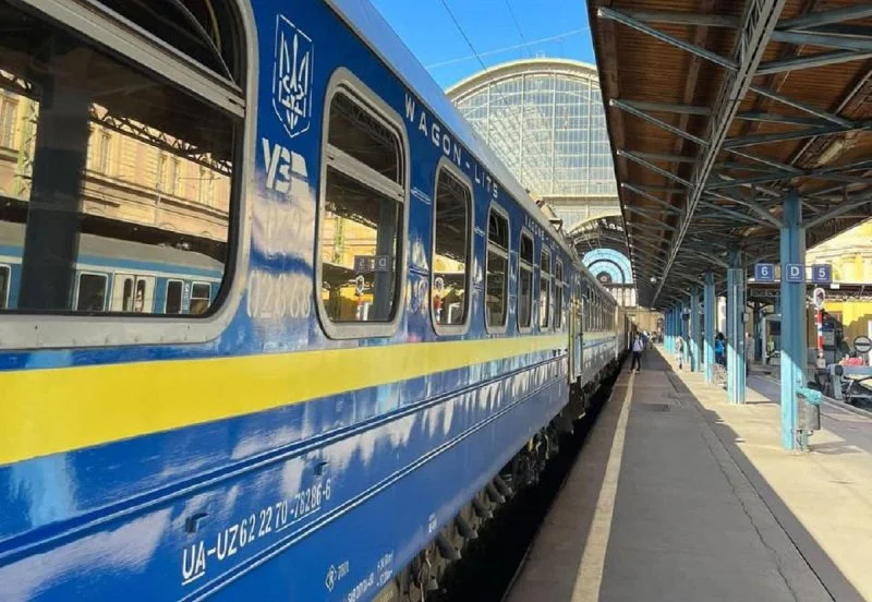 З початку літа з Дніпра курсуватимуть два поїзди на захід України