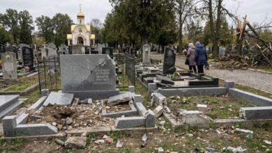 Живі не кидають мертвих: на Дніпропетровщині у громаді, яку майже знищили російські обстріли, доглядають кладовище (Відео)