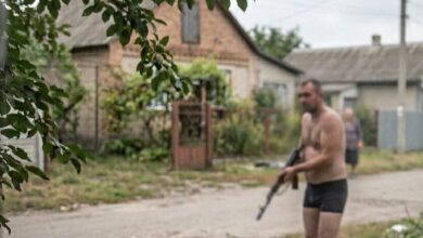 На Дніпропетровщині чоловік у спідньому накинувся з карабіном на військового, жінку і підлітка (Відео)