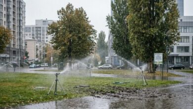 Води забагато не буває: у Дніпрі комунальники вирішили допомогти дощу поливати газони (Відео)