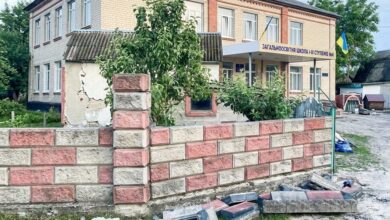 У Дніпрі на території ліцею обвалюється аварійний паркан: у департаменті освіти ігнорують небезпеку (Фото)