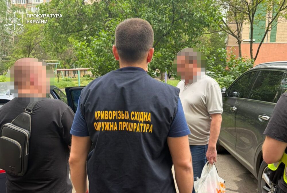 На Дніпропетровщині псевдоволонтер торгував елітними автомобілями, які завозив в Україну як гуманітарку для ЗСУ (Фото)