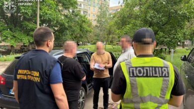 На Дніпропетровщині псевдоволонтер торгував елітними автомобілями, які завозив в Україну як гуманітарку для ЗСУ (Фото)