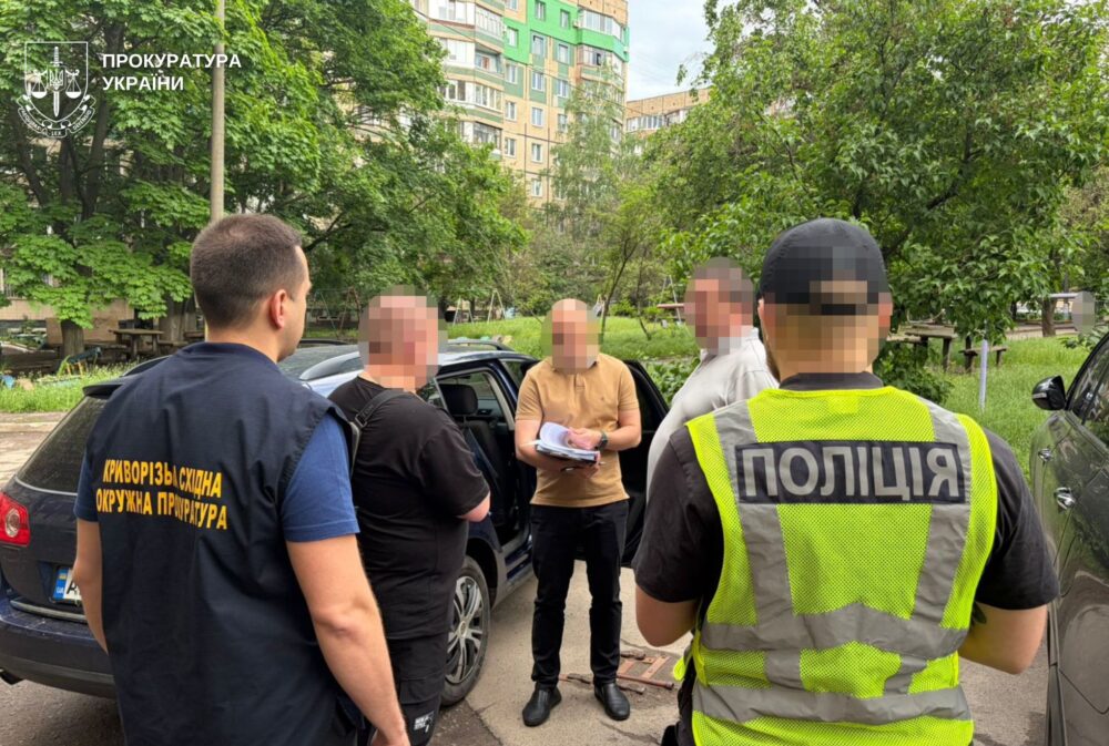 На Дніпропетровщині псевдоволонтер торгував елітними автомобілями, які завозив в Україну як гуманітарку для ЗСУ (Фото)