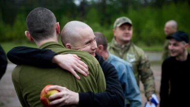 Звільнені з полону українські військові та яблука: як звичайний фрукт став символом свободи (Фото)