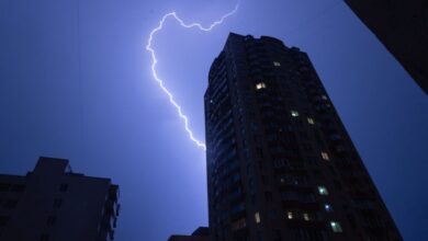 У Кривому Розі в багатоповерхівку вдарила блискавка: вийшла з ладу майже вся техніка (Відео)