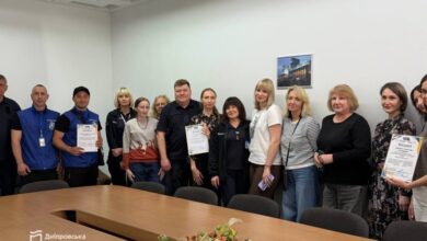 Ночували в наметах, аби вчасно зустріти людей з поїзда: у Дніпрі відзначили роботу команди волонтерів (Фото)