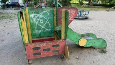 Гра на виживання: у Дніпрі дитячий майданчик перетворився на аварійну пастку (Відео)