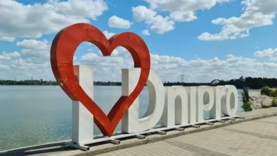 У Дніпрі вандали розмалювали оновлений артоб’єкт "I love Dnipro" (Відео та Фото)