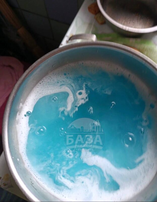 У місті на Дніпропетровщині з кранів тече "морська" вода з піною (Фото)