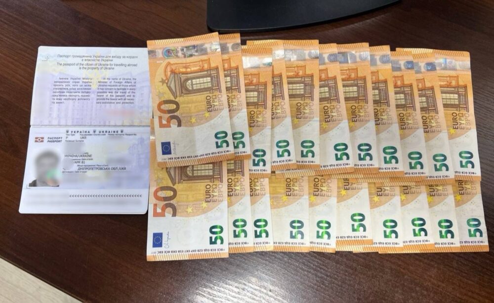 Чоловік із Дніпропетровщини намагався виїхати з України за хабар у 1050 євро, але щось пішло не так (Фото)