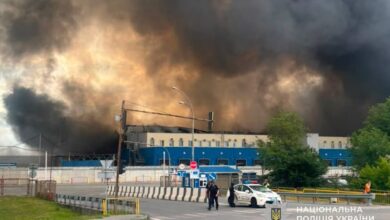 Поліція Дніпра показала відео евакуації вантажівок із охоплених вогнем складів після атаки РФ (Відео)
