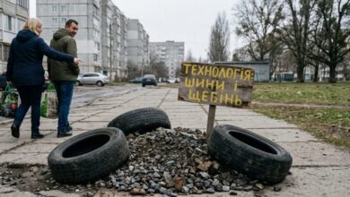 Замість ремонту тротуару - шини та щебінь: "ноу-хау" від комунальників у Дніпрі (Відео)