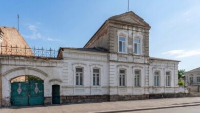 На Дніпропетровщині внаслідок російської атаки згоріла столітня купецька садиба меноніта Якова Діка (Відео та Фото)
