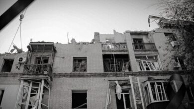 У Дніпрі несуть квіти до знищеної російською ракетою 4-поверхівки: в якому стані постраждалі (Фото)
